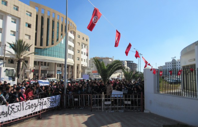 تجمع عدد من تلاميذ الباكالوريا