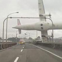 لحظة سقوط طائرة ركاب في تايوان