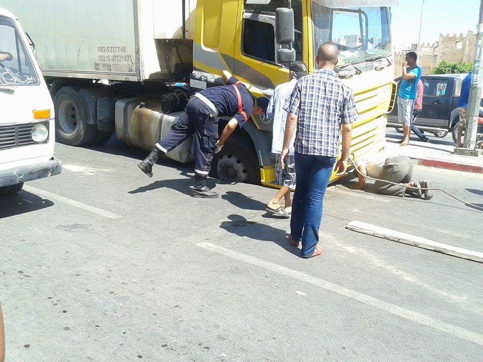 الطريق يبتلع شاحنة