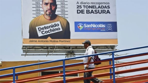 صور الذين يلقون الفضلات في الشارع