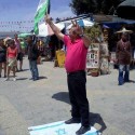سائح إيطالي يرفع علم فلسطين ويدوس على علم الكيان الصهيوني