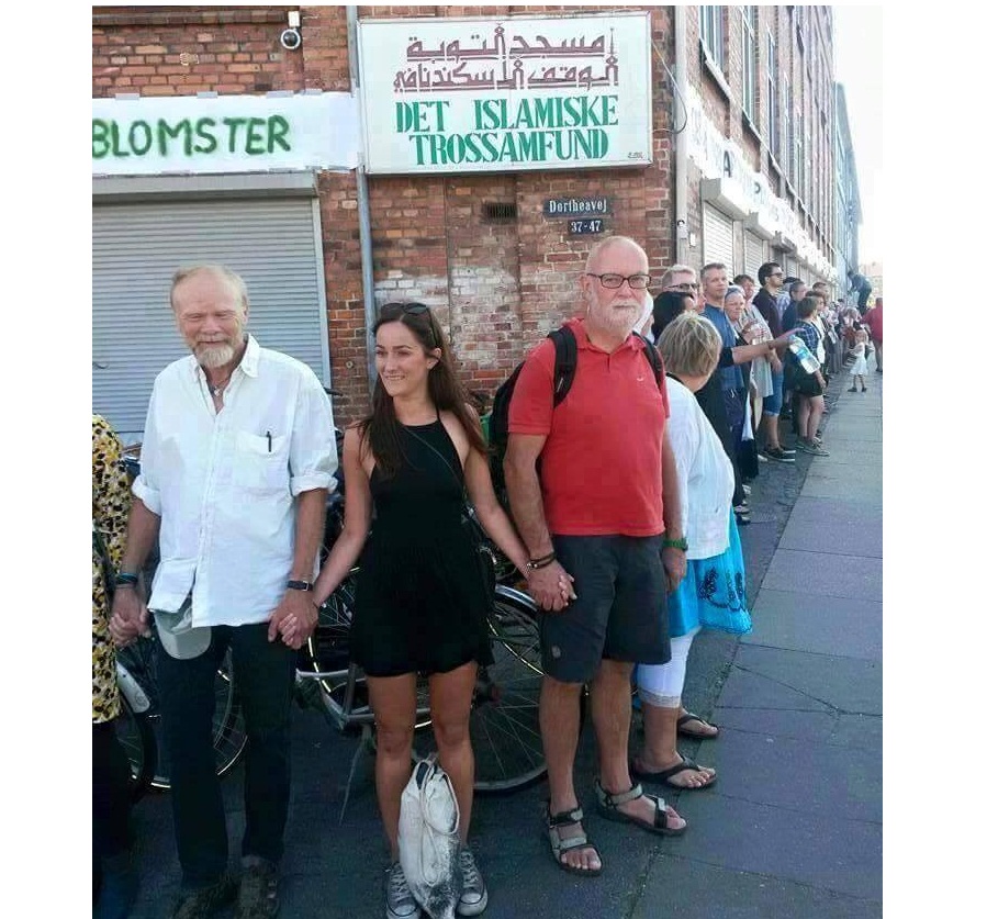 سلسلة بشرية لاوروبيين ضد هدم مسجد