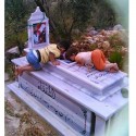 طفلي شهيد بسوريا يقبلان قبر ابيهما