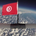 علم تونس يرفرف عاليا على إرتفاع 27.432 كيلومتر في سماء بوسطن الأمريكية