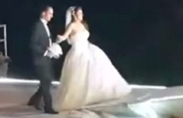 عريسان يحتفلان بزفافهما على متن زورق