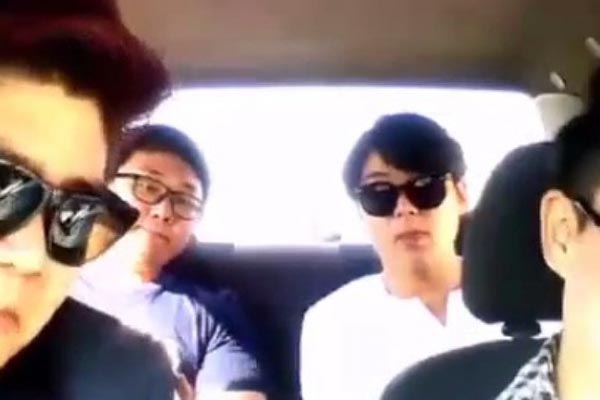 شباب كوريون يغنون "أنت معلم" على طريقتهم