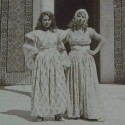 امرأتان في لباس تقليدي