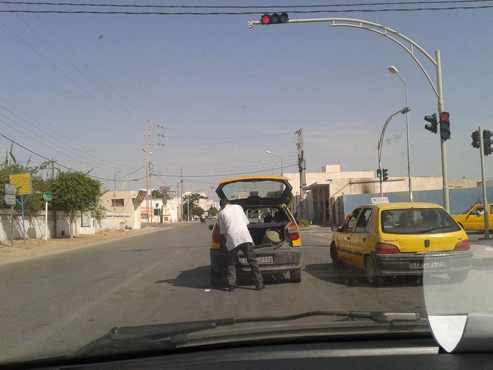 تاكسي يغير قارورة الغاز عند الاشارة الحمراء