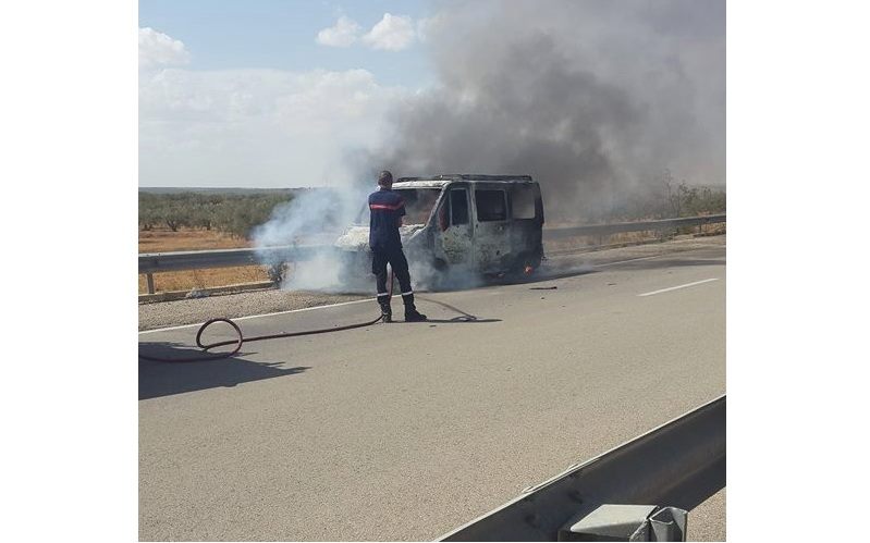 إحتراق سيارة بالكامل على مستوى الحنشة