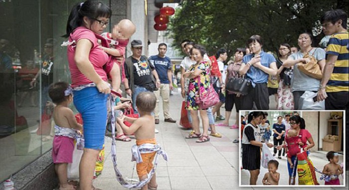 صينية تعرض أبنائها للبيع "مجانا" بعد أن هجرها زوجها