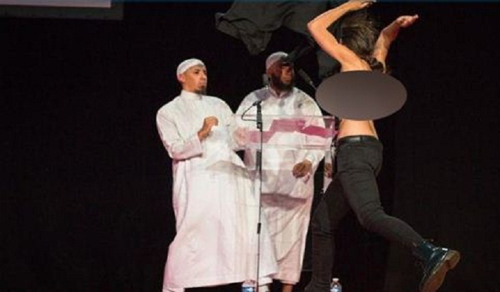 ناشطات فيمن يتعرّين في ملتقى لنساء متحجبات