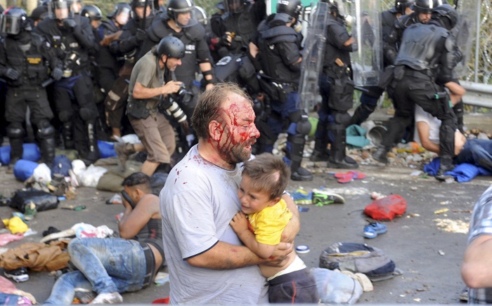 جانب من المواجهات بين الشرطة المجرية واللاجئين السوريين