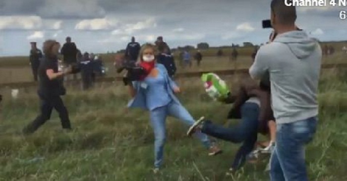 صحفية مجرية تعتدي على مهاجر سوري