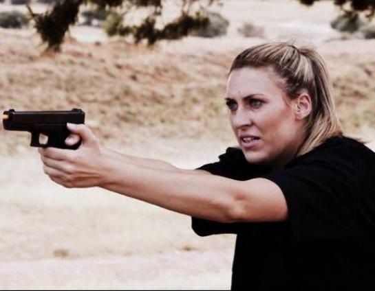 "لوفيغارو" : هولاند في حماية شرطية يونانية شقراء جميلة - إيفريديكي سوليوتي