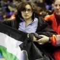 ابنة تشي جيفارا تقتحم ملعب كرة قدم بالبرازيل حاملة علم فلسطين