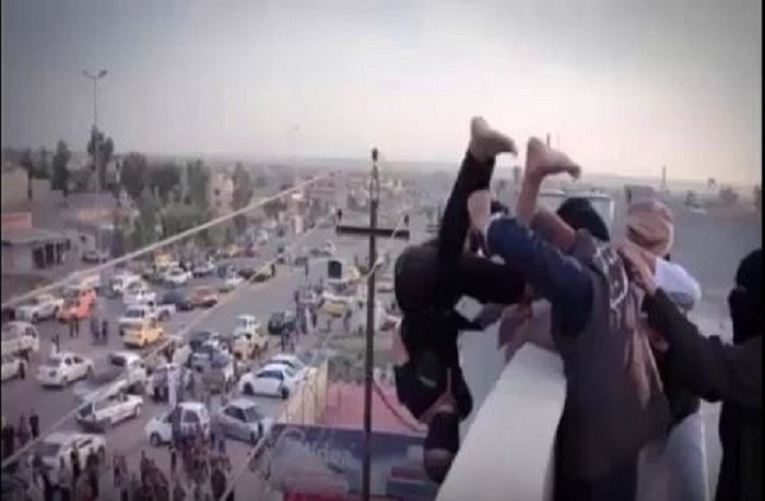 داعش يرمي اشخاص من أسطح مبان مرتفعة بالعراق