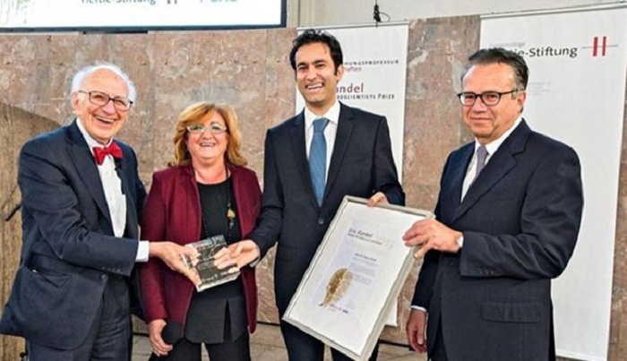 عالم فيزياء إيراني بين أفضل 10 علماء في العالم