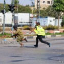 فلسطيني يلاحق جنديا إسرائيليا قبل طعنه 5 طعنات