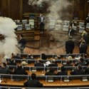 نائب يلقي قنبلة في برلمان كوسوفو