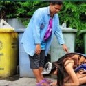 ملكة جمال تايلند تنحني لأمها عاملة النظافة لتشكرها