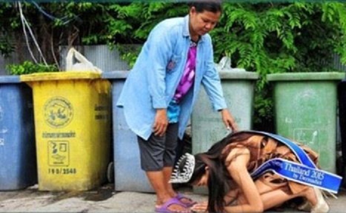 ملكة جمال تايلند تنحني لأمها عاملة النظافة لتشكرها