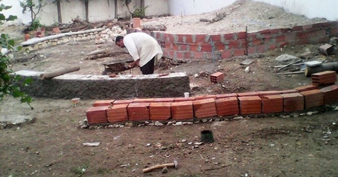 بوسالم:معلم يبني مسرحا في مدرسته على حسابه الخاص