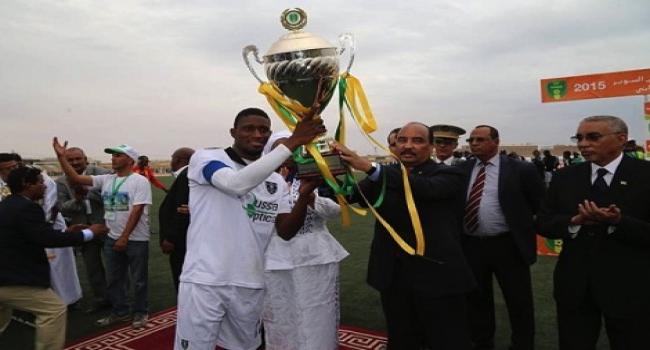  الرئيس الموريتاني محمد ولد عبدالعزيز ينهي مباراة كرة القدم للسوبر الموريتاني بين فريقي لكصر وفريق تفرغ زينة