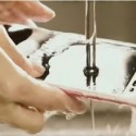 اليابان تطلق أول هاتف ذكي قابل للغسل