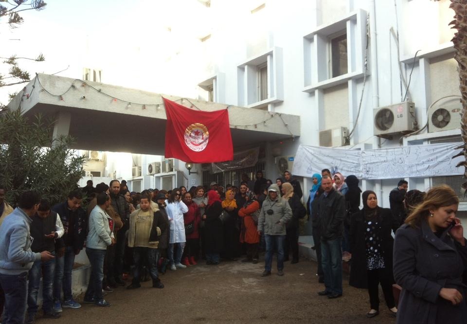 صفاقس : إحتجاجات متواصلة وغلق الادارة الجهوية للصحة العمومية