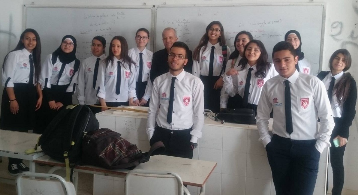 الأولى من نوعها : توحيد الزي المدرسي في معهد الطيب المهيري بصفاقس