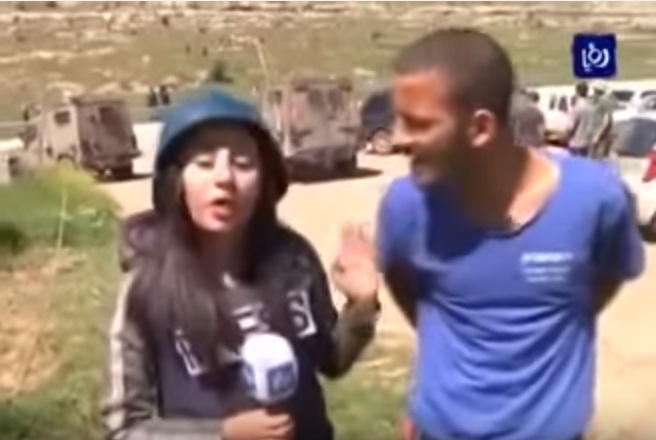 مراسلة قناة 'رؤيا' الفلسطينية : ضايقها إسرائيلي على الهواء .. شاهد كيف كانت ردّة فعلها 