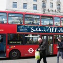 لماذا تضع حافلات لندن ملصقات كتب عليها "سبحان الله"؟