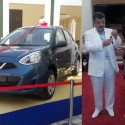 عبد اللطيف الزياني رئيس جمعية معرض صفاقس الدولي يسلم فاطمة مفاتيح السيارة.