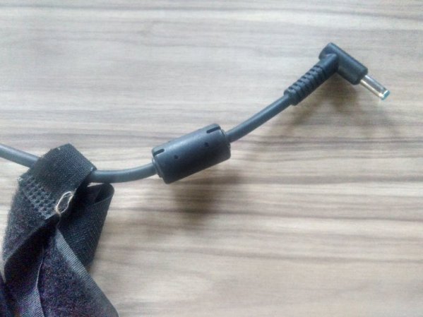 ما سر القطعة البلاستيكية الموجودة على أسلاك شحن الحاسوب ؟