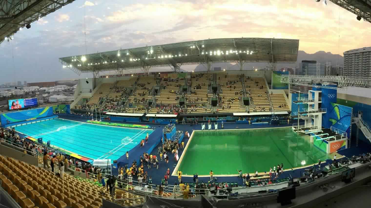 لون مياه أحواض الغوص يتحول إلى الأخضر