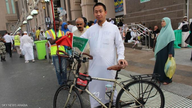 صيني يصل الى مكة على دراجته