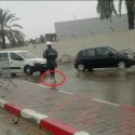 صورة اليوم في صفاقس : عون مرور حافي القدمين وتحت الأمطار الغزيرة