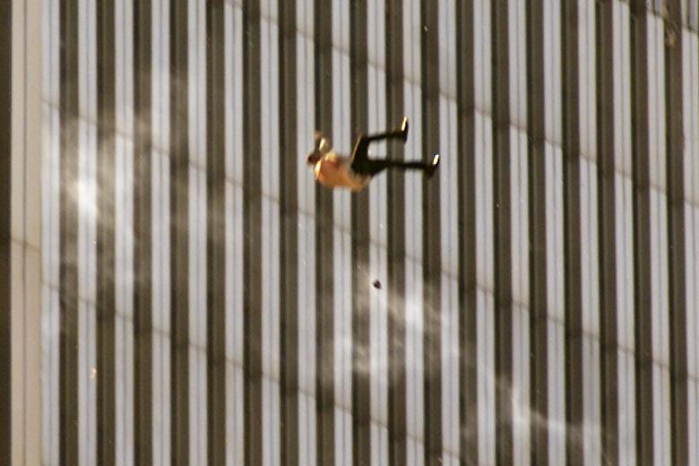 9 11 башни-близнецы прыгуны. Люди упавшие с башен. Люди падают из башен втц 11 сентября. Люди упавшие с башен. Люди упавшие с башен.