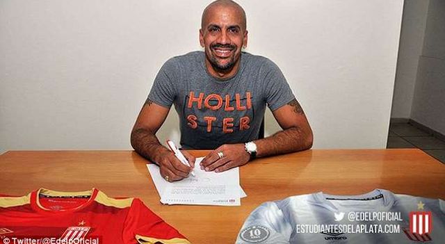 رئيس نادي إستوديانتيس الأرجنتيني خوان سيبستيان فيرون