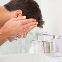 رجل يغسل وجهه