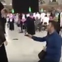 شاب تركي يجثو على ركبتيه ليطلب يدَ حبيبته أمام الكعبة