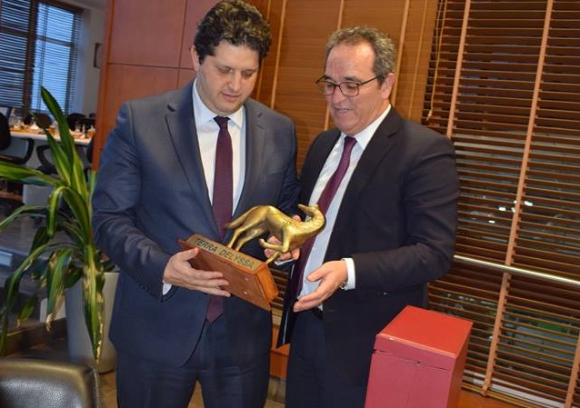 صفاقس : وزير التجارة يزور مؤسسة CHO المتخصصة في إنتاج وتعليب زيت الزيتون