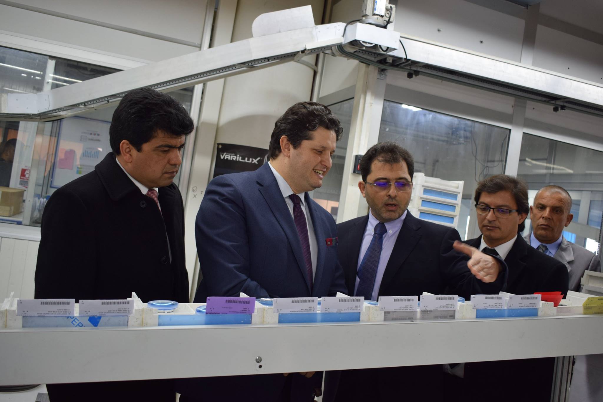 صفاقس : وزير التجارة يزور شركة Essilor المختصة في صناعة بلور النظارات