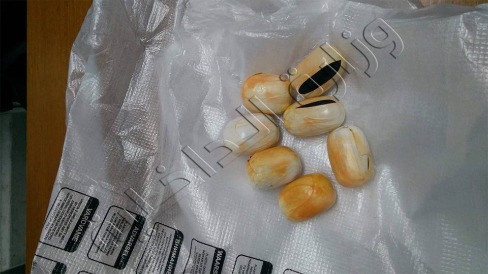 امرأة تهرب الهيروين