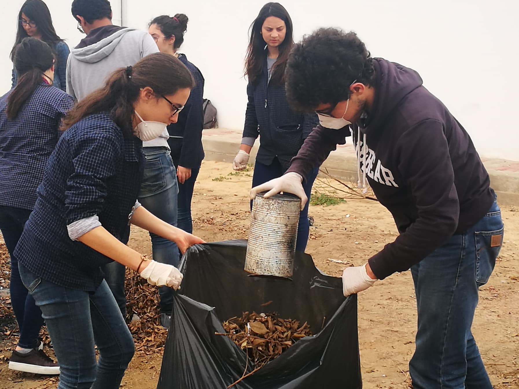 المعهد النموذجي بصفاقس : توقفت الدروس .. والتلاميذ يقومون بحملة نظافة