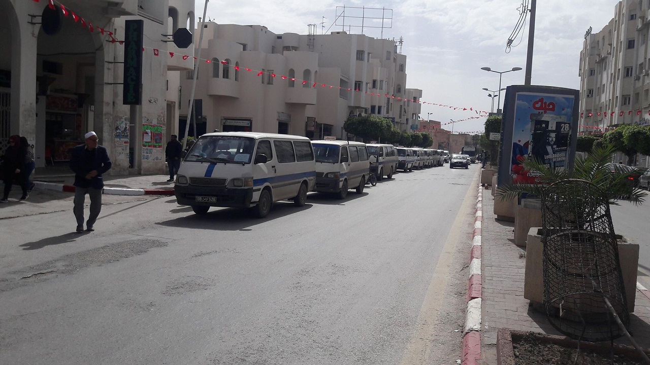 صفاقس :اصحاب سيارات الاجرة لواج في وقفة احتجاجية للمطالبة بالكشف عن اختفاء زميلهم بالعاصمة