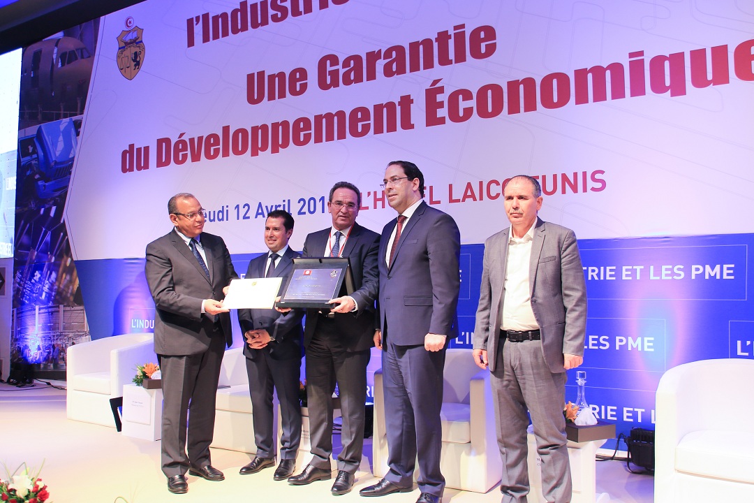 رئيس الحكومة يكرم عبد العزيز المخلوفي صاحب مجمع CHO