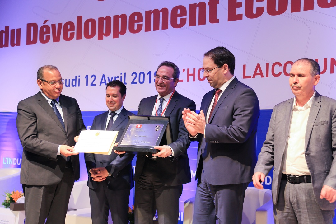 رئيس الحكومة يكرم عبد العزيز المخلوفي صاحب مجمع CHO