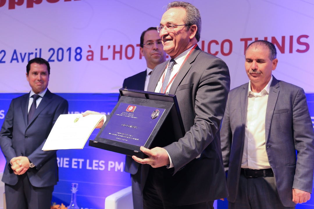 رئيس الحكومة يكرم عبد العزيز المخلوفي صاحب مجمع CHO