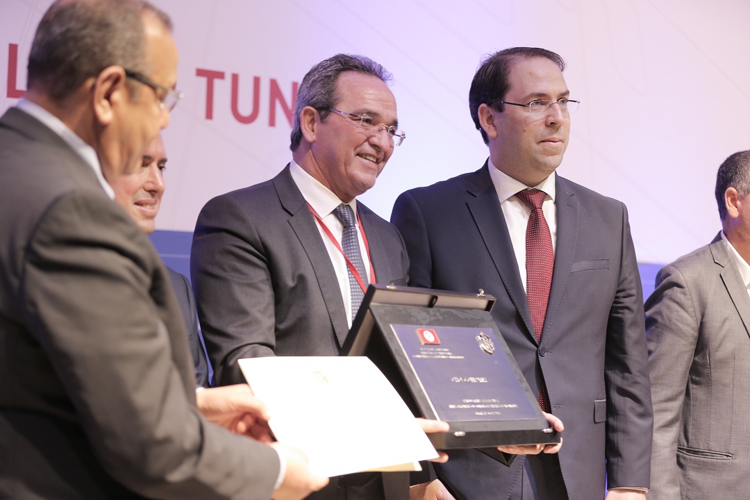 رئيس الحكومة يكرم عبد العزيز المخلوفي صاحب مجمع CHO